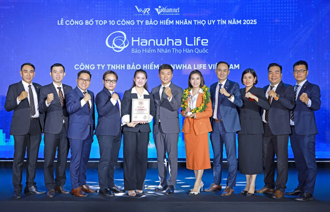retouchhinh-top-100-1754282037-4598-1385-1754286764 Ban Lãnh đạo và đội ngũ kinh doanh công ty tại Lễ công bố. Ảnh: Hanwha Life