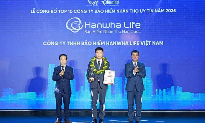 retouchhinh-top-1002-1-1754282-6362-5892-1754286763 Ông Baek Jin Wook, đại diện Hanwha Life Việt Nam nhận giải thưởng. Ảnh: Hanwha Life