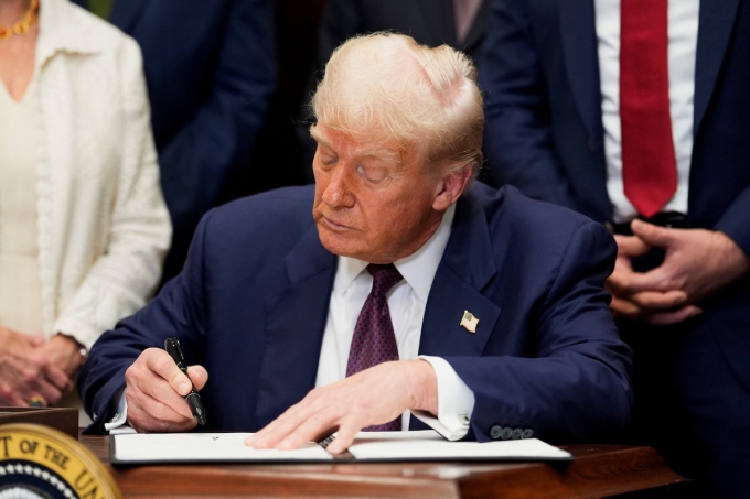 reu-trump-3107-1754016400-8234-1754016418 Tổng thống Mỹ Donald Trump ký sắc lệnh tại Nhà Trắng ngày 31/7. Ảnh: Reuters