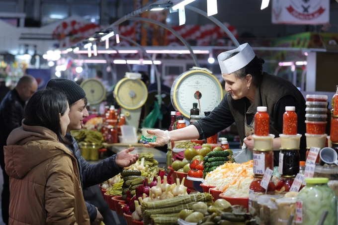 russia-economy-reuters-1755160-6523-8562-1755161058 Bên trong một khu chợ thực phẩm tại Saint Petersburg (Nga). Ảnh: Reuters