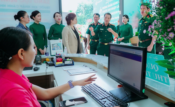 sa-ng-lo-c-lao-1754371551-1754-3235-9101-1754371936 Các đại biểu tham quan Phòng khám Sàng lọc Lao trước khi nhập cảnh vào Nhật Bản tại Bệnh viện Quân y 175, ngày 5/8. Ảnh: Bệnh viện cung cấp