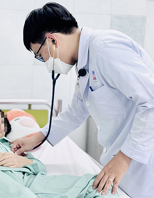 screen-shot-2025-08-20-at-18-3-3583-1793-1755689917 Bác sĩ Bệnh viện Nguyễn Tri Phương thăm khám bệnh nhi. Ảnh: Bệnh viện cung cấp