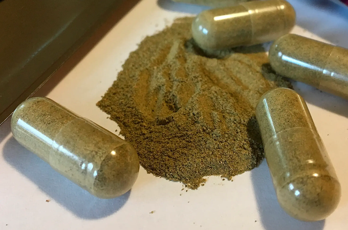 sept-27-2017-108930171-jpg-175-1504-3418-1754923808 Kratom được nghiền thành dạng bột và đóng vào viên con nhộng. Ảnh: AP