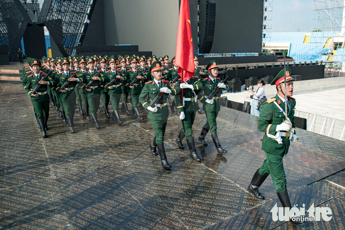 si-quyan-luc-quan-8-1754620438486169361025 68 quân nhân Trường Sĩ quan Lục quân 1 tập luyện tái hiện duyệt binh tại Nga trên sân Mỹ Đình - Ảnh 4.