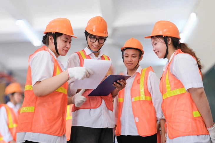sinh-vien-logistics-hai-phong14-17540168032301714147804 Người trẻ 'quay xe' về học logistics dù đã đi làm công ty gần 10 năm - Ảnh 2.