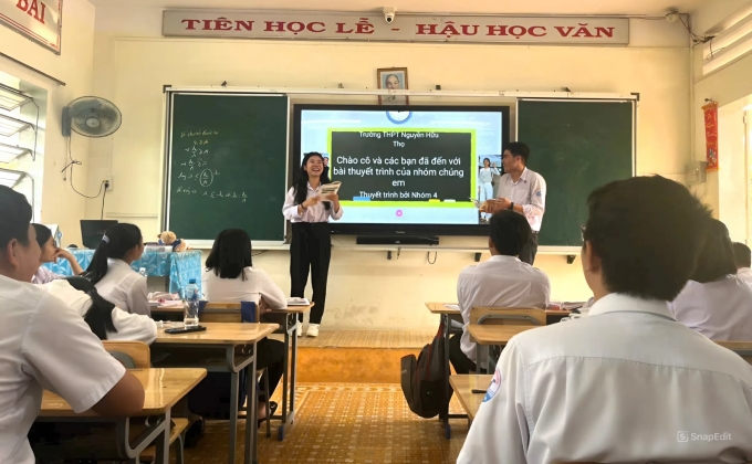 snapedit-1755137379441-jpeg-17-9045-9444-1755137593 Học sinh thuyết trình với bảng tương tác. Ảnh: Sở Giáo dục và Đào tạo Tây Ninh