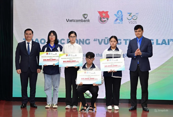 snapedit-1755505991918-jpeg-17-9518-2942-1755506518 Vietcombank tổ chức hoạt động an sinh xã hội, trọng tâm vào các lĩnh vực giáo dục, y tế, tài trợ cho người nghèo. Ảnh: VCB