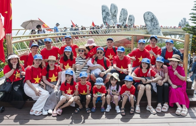 sun-world-ba-na-hills-1-175489-1766-4300-1754900097 Du khách check-in Cầu Vàng, một trong những biểu tượng của Đà Nẵng. Ảnh: Sun World Ba Na Hills