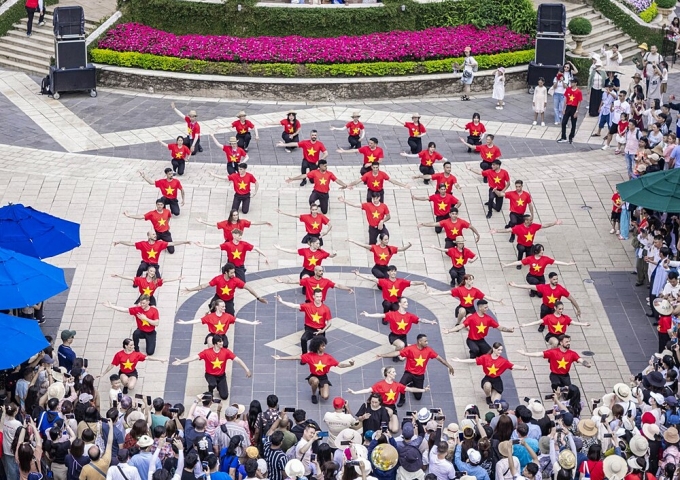 sun-world-ba-na-hills-6-175489-5983-9983-1754900097 Các vũ công nước ngoài mặc áo cờ đỏ sao vàng, nhảy flashmob dịp lễ 30/4, 1/5. Ảnh: Sun World Ba Na Hills