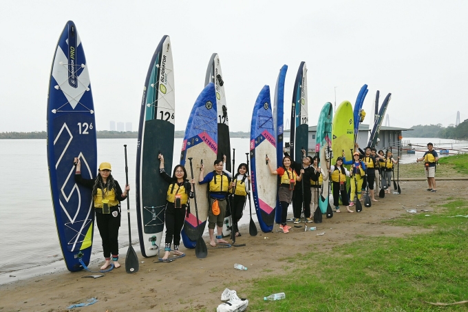 sup-jpeg-1754235977-1754235992-3024-1754236431 Du khách tham gia tour chèo SUP ở sông Hồng. Ảnh: Umove