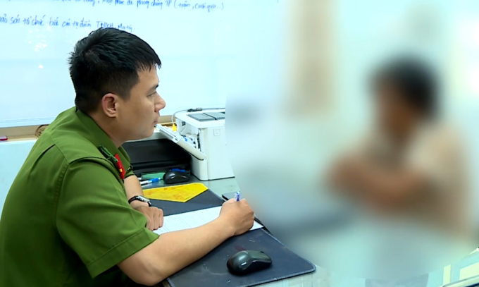 taixe-1754294520-6236-1754294681 Cảnh sát làm việc với tài xế taxi. Ảnh: Công an cung cấp