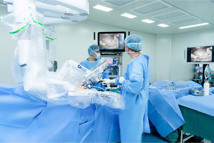 th2-1754884632-2307-1754884769 Êkíp phẫu thuật lấy u với sự hỗ trợ của Robot Da Vinci XI. Ảnh: Bệnh viện Đa khoa Tâm Anh