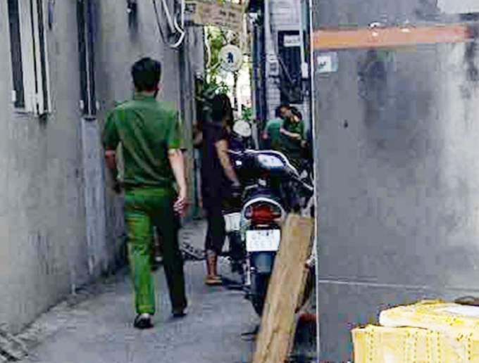 thithe-1754799297-1684-1754799365-1 Cảnh sát phong tỏa, lấy lời khai nhiều người trong hẻm để điều tra vụ thi thể trong valy. Ảnh: Nhật Vy