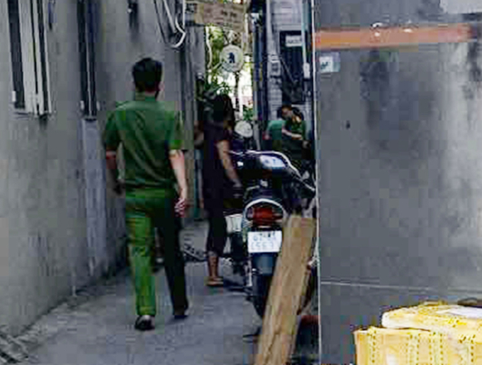 thithetrongvaly-1754194188-3315-1754194249-1 Cảnh sát phong tỏa, lấy lời khai nhiều người trong hẻm để điều tra. Ảnh: Nhật Vy