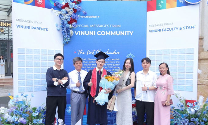 thu-khoa1-1754669369-2429-1754-2820-2246-1754792691 Gia đình tới chúc mừng Khuyến trong lễ tốt nghiệp. Ảnh: Nhân vật cung cấp
