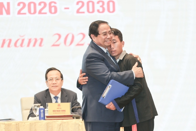 thutuong-1755074581-6886-1755074755-1 Thủ tướng Phạm Minh Chính ôm trưởng bản Mùa A Thi - người đã giúp 90 người thoát thảm họa lũ quét. Ảnh: TTXVN