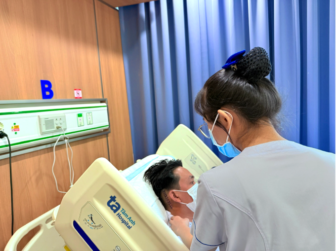 tk2-1755302386-5608-1755302518 Điều dưỡng kiểm tra, chăm sóc vết mổ cho anh Khôi trước khi xuất viện. Ảnh: Bệnh viện Đa khoa Tâm Anh