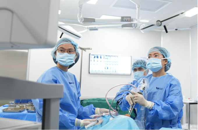 tmh2-1755303215-8799-1755303355 Bác sĩ Hằng phẫu thuật nội soi mũi xoang lấy miếng gạc cho chị Hoa. Ảnh: Bệnh viện Đa khoa Tâm Anh