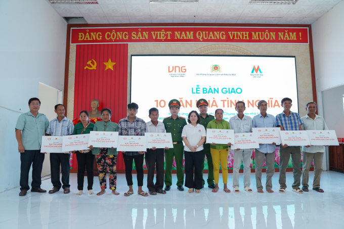 tn-1-1755360218-3370-1755393459 Các hộ có hoàn cảnh khó khăn trên địa bàn xã Vĩnh Bình trong buổi trao tặng nhà xã hội. Ảnh: VNG Group