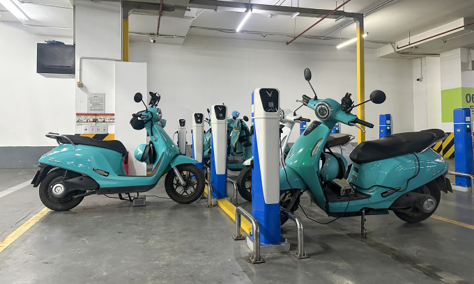 tram-sac-vnexpress-jpg-1755071-1494-6089-1755073478 Chủ xe điện sạc pin tại một trung tâm thương mại ở TP HCM. Ảnh: Thành Nhạn
