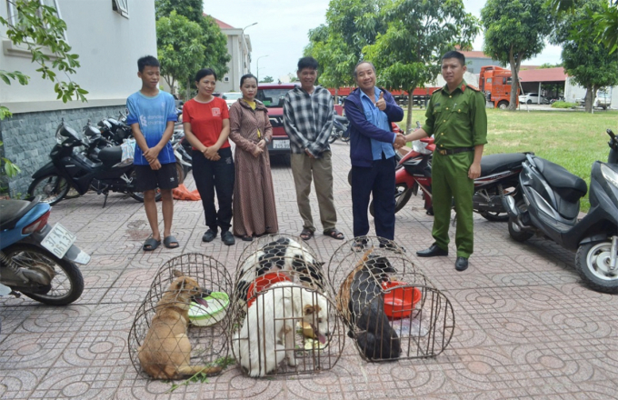 trao-tra-tang-vat-1754288046-9896-1754288215 Cảnh sát trao trả lại tài sản cho các bị hại. Ảnh: Hòa Vang