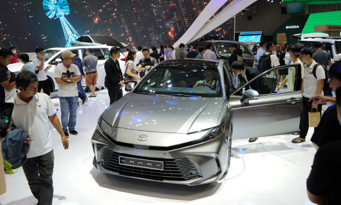 trien-lam-oto-viet-nam-vnexpre-4376-4176-1754958423 Khách tham quan gian hàng Toyota tại VMS 2024. Ảnh: Thành Nhạn