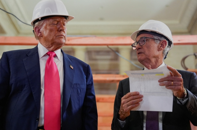 trump-powell-247-1755057209-5590-1755057245 Tổng thống Trump (trái) và Chủ tịch Powell tại trụ sở Fed ở Washington ngày 24/7. Ảnh: Reuters