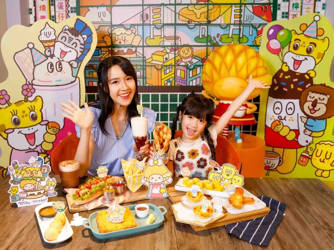 u478t6sdh-1754384467-8301-1754387903 Du khách thưởng thức cà phê, bánh ngọt tại Cafe de Bollo Funnyland. Ảnh: DiscoverHongKong