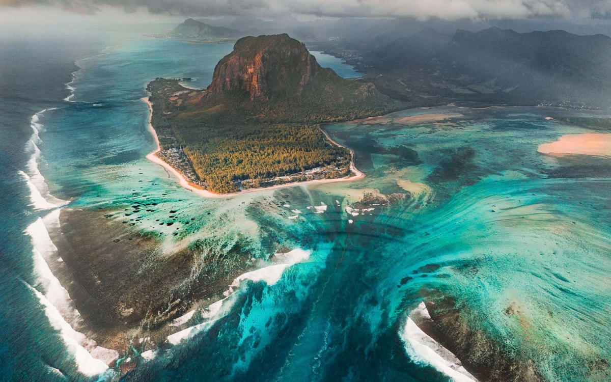 underwater-waterfall-le-morne-mauritius-1755136304