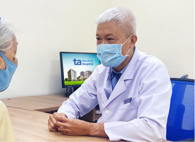 ung-thu-da-1754577979-6098-1754578126 Bác sĩ Trông động viên bà Liễu trong ngày tái khám. Ảnh: Bệnh viện Đa khoa Tâm Anh