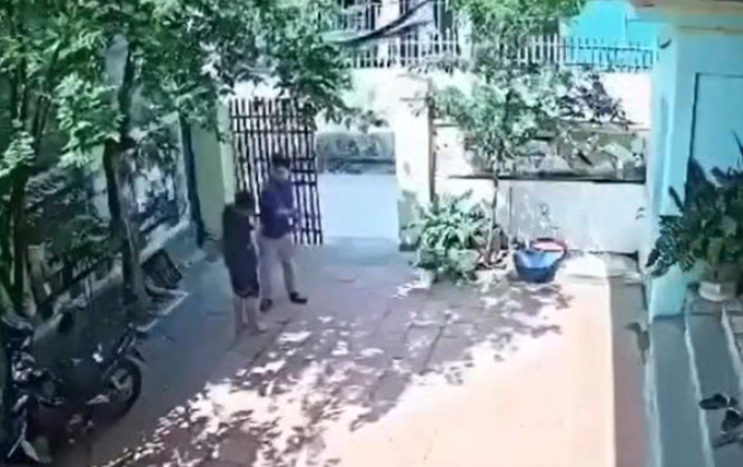 untitled-1755073508-4876-1755073814-1 Thầy giáo đánh học sinh lớp 8. Ảnh cắt từ clip