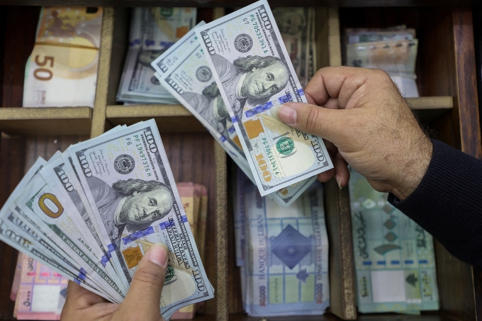usd-1755489726-1755489774-4130-1755489809 Tiền giấy dollar Mỹ trong một quầy đổi tiền ở Lebanon. Ảnh: Reuters