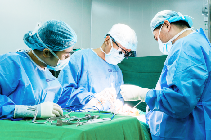 ut-1755505396-8240-1755505594 Bác sĩ Trông (giữa) và ê kíp khoa Ngoại Vú - Đầu Mặt Cổ, phẫu thuật cho người bệnh. Ảnh: Bệnh viện Đa khoa Tâm Anh