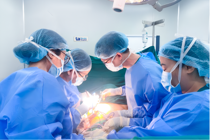 uth-1755615373-1968-1755615520 Ê kíp khoa Ngoại Vú - Đầu Mặt Cổ phẫu thuật cho người bệnh. Ảnh: Minh Tâm