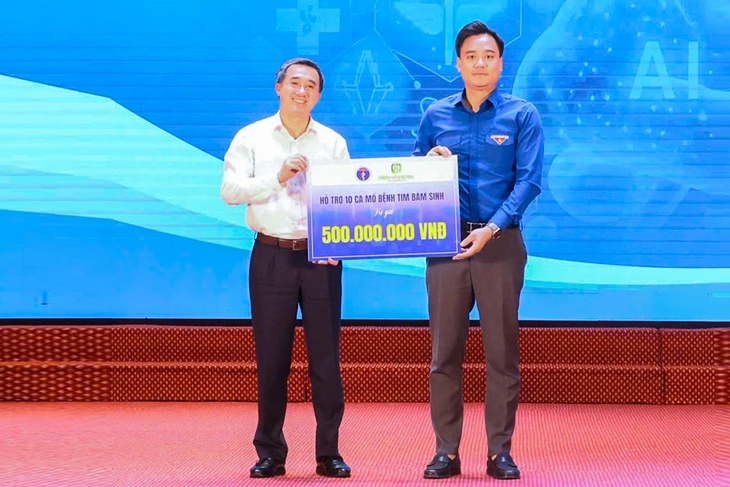 van-thuan-trao-bieu-truong-ho-tro-10-ca-mo-tim-bam-sinh-cho-tre-em-tu-bo-y-te-va-quy-hieu-ve-trai-tim-cho-anh-tran-van-dang-bi-thu-tinh-doan2-17541284630891832073705 y tế - Ảnh 2.
