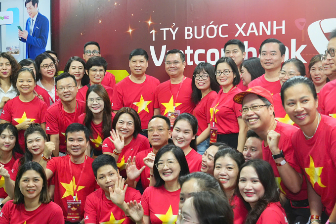 vcb-cung-viet-nam-tien-buoc-7-3495-3851-1755348935 Ông Nguyễn Thanh Tùng, Bí thư Đảng ủy, Chủ tịch HĐQT (đeo kính, chính giữa) cùng ông Hồng Quang, Thành viên HĐQT, Chủ tịch Công đoàn; bà Đoàn Hồng Nhung, Thành viên Ban Điều hành, Giám đốc khối Bán lẻ của Vietcombank chụp ảnh cùng cán bộ ngân hàng tại sự kiện. Ảnh: Vietcombank