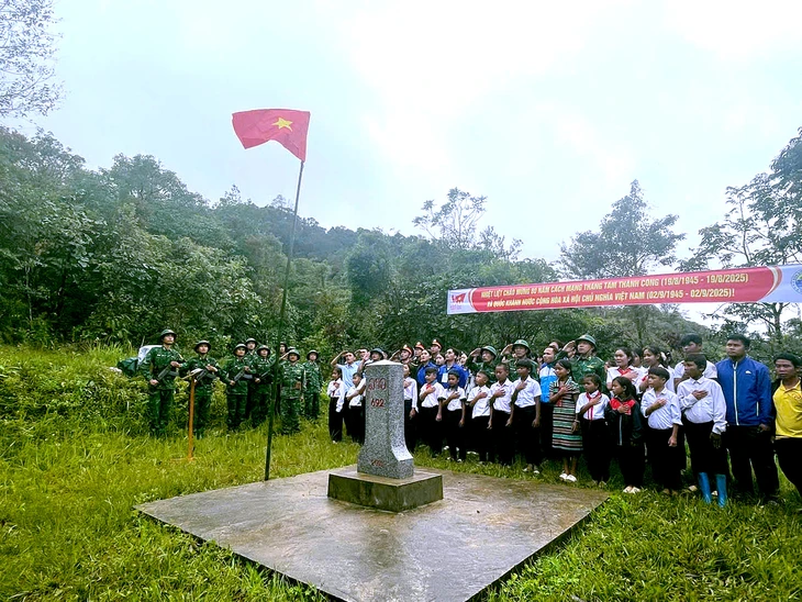 vietlaotto-17554308228971534409542 Bộ đội biên phòng Đà Nẵng làm lễ đỡ đầu học sinh nghèo người Lào trên cột mốc biên giới - Ảnh 1.