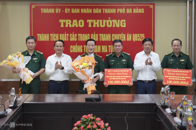 vne2735-jpg-1755484205-2923-1755484773 Chủ tịch UBND TP Đà Nẵng Lương Nguyễn Minh Triết (thứ hai bên phải) và Phó bí thư thường trực Thành ủy Đà Nẵng Nguyễn Đình Vĩnh (thứ hai bên trái) trao thưởng cho lực lượng biên phòng phá án. Ảnh: Nguyễn Đông