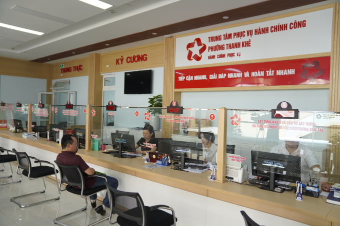 vne8819-jpg-4891-1755599073 Công chức phường Thanh Khê, TP Đà Nẵng làm việc tại Trung tâm phục vụ hành chính công, khi thành phố vận hành thử chính quyền hai cấp tại một số xã phường, ngày 21/6/2025. Ảnh: Nguyễn Đông