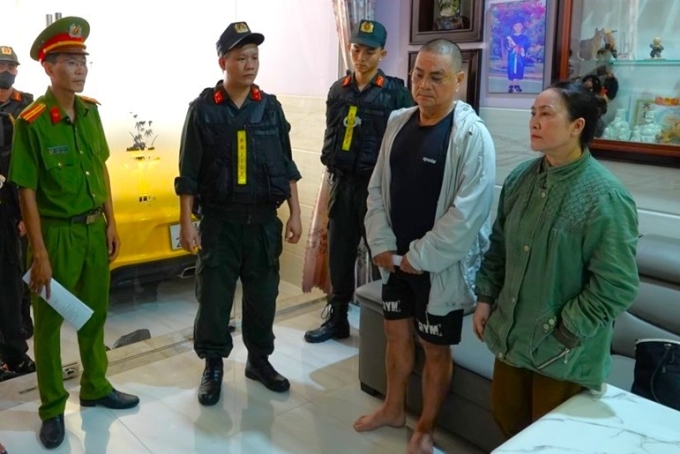 vo-chong-bay-va-phuoc-17546265-2498-6836-1754627304 Vợ chồng bị can Đoàn Bảy lúc bị bắt. Ảnh: Công an cung cấp
