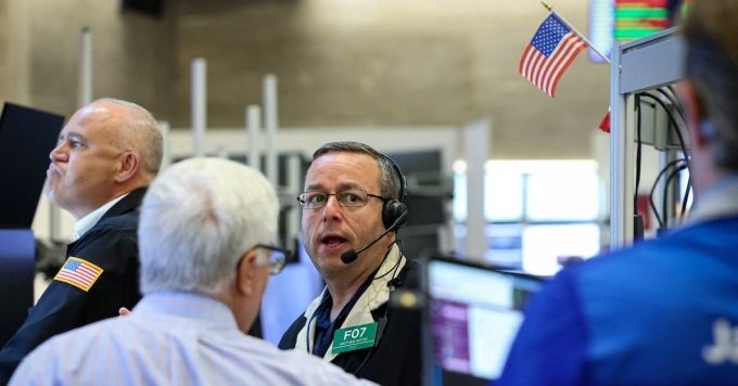 wall-street-us-reu-1755045808-5242-1755045921 Nhân viên giao dịch trên sàn chứng khoán New York (NYSE) phiên 12/8. Ảnh: Reuters