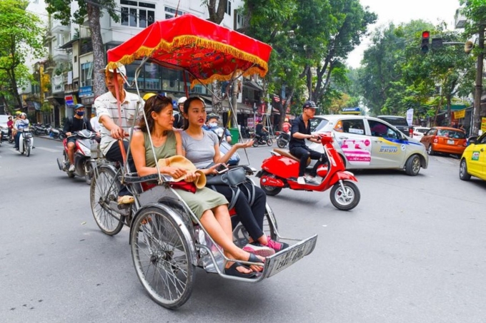 xichlo-jpeg-1754236081-5272-1754236431 Tour xích lô phố cổ và trải nghiệm ẩm thực Hà Nội. Ảnh: Traveloka