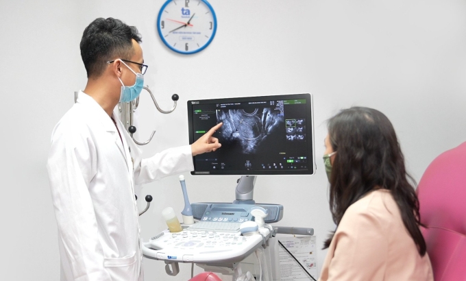z5016684513851-d1aaf1ab99d8d4e-5877-9369-1754477297 Bác sĩ Đô đang tư vấn cho một người bệnh. Ảnh minh họa: Bệnh viện cung cấp