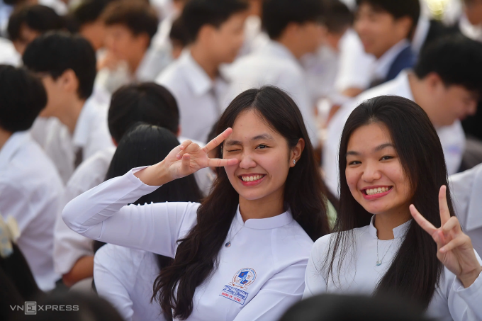 z5798300781866-75f9cad32278308-9174-8066-1754993904 Nữ sinh trường THPT chuyên Lê Hồng Phong trong ngày khai giảng năm học 2024-2025. Ảnh: Thanh Tùng