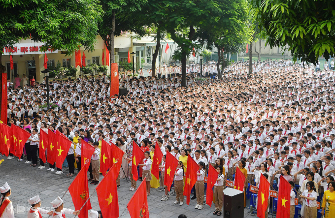 z5798389934229-61d337c75184989-3905-6302-1755177760 Lễ khai giảng năm học mới 2024-2025 của hơn 2 nghìn học sinh, thầy cô Trường THCS Dịch Vọng, Hà Nội. Ảnh: Đinh Trọng Hải