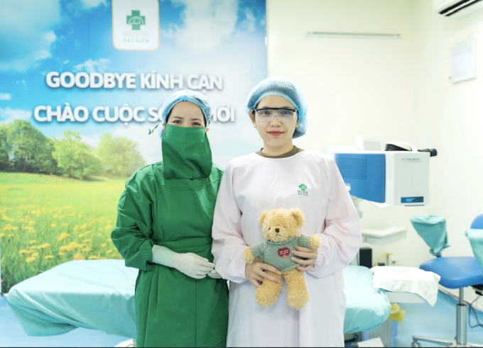 z6562092776298-22b6e4685a8b92b-3050-4070-1754561096 Chị Khánh Như (TPHCM) (phải) đạt thị lực 12/10 sau phẫu thuật khúc xạ cùng công nghệ EYESignature Ảnh: Bệnh viện Mắt Sài Gòn