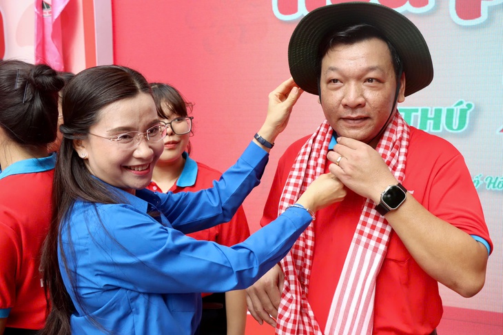 z6660118679283196e2ef41a800b2c2c5057c79601d4bd-1748749710474297359457 hoa phượng đỏ - Ảnh 2.