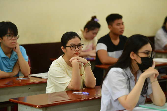 z6742666508768-23b399edb8d5084-1121-6315-1754300087 Các thí sinh thi tốt nghiệp THPT 2025 tại trường THPT Trưng Vương, phường Bến Nghé, TP HCM. Ảnh: Thanh Tùng