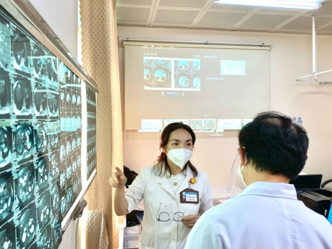 z6816385773440-9f377dbbde2b912-3774-9404-1754027019 Bác sĩ Vương Đình Thy Hảo hội chẩn để tìm phác đồ điều trị cho bệnh nhân. Ảnh: NVCC
