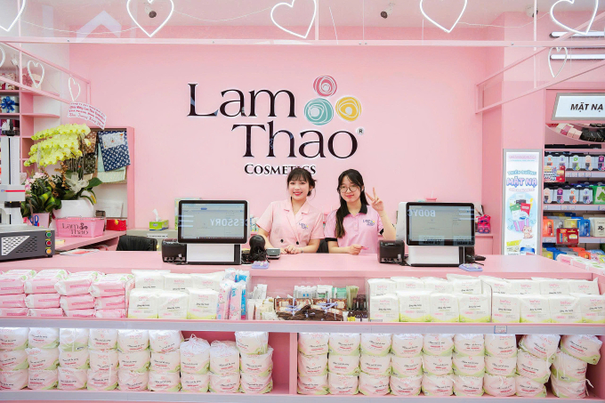 z6839353690264-74bb2bccaaff4dc-2726-4199-1754383280 Lam Thảo Cosmetics sở hữu không gian trẻ trung với màu hồng làm chủ đạo. Ảnh: Lam Thảo Cosmetics